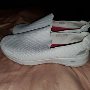 Sketchers go walk joy